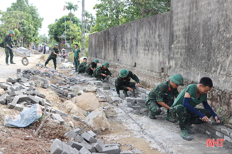 Cán bộ, chiến sĩ Trung đoàn 841 (Bộ CHQS tỉnh) hỗ trợ người dân xã Cẩm Quang xây dựng NTM. 10.jpg
