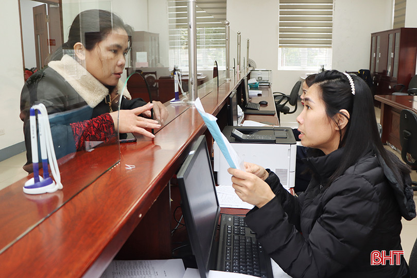 Chi cục Thuế khu vực TP Hà Tĩnh - Cẩm Xuyên hỗ trợ người nộp thuế thực hiện quyết toán thuế thu nhập cá nhân. Bht_9138.jpg