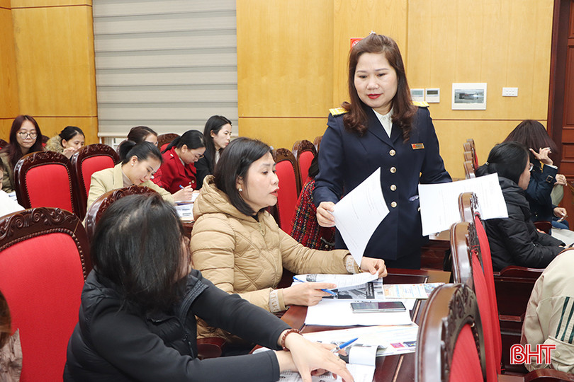 Cán bộ ngành Thuế Hà Tĩnh phát tờ rơi và tài liệu tuyên truyền, hỗ trợ doanh nghiệp quyết toán thuế. Bht_9109.jpg