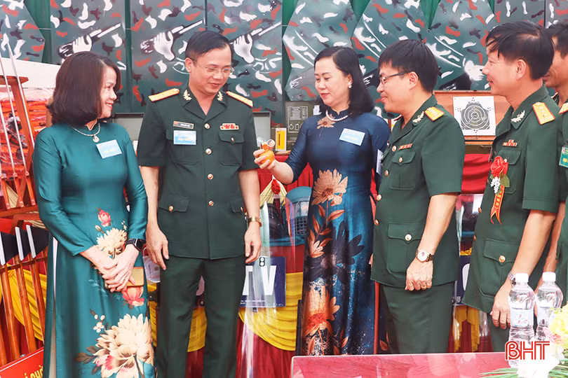 Đại biểu tham quan gian trưng bày thành tích trên các mặt công tác của LLVT huyện.