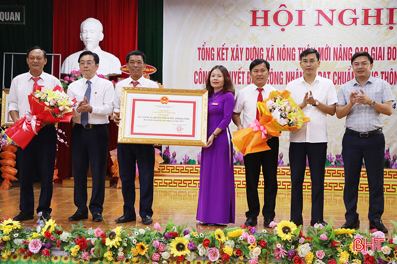 Lãnh đạo huyện Cẩm Xuyên trao bằng và tặng hoa chúc mừng xã Cẩm Quan đạt chuẩn NTM nâng cao. 10.jpg