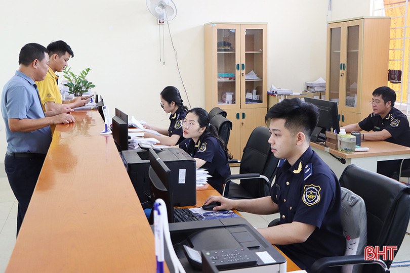 Chi cục Hải quan Cửa khẩu cảng Vũng Áng hỗ trợ doanh nghiệp làm thủ tục hải quan. 3.jpg