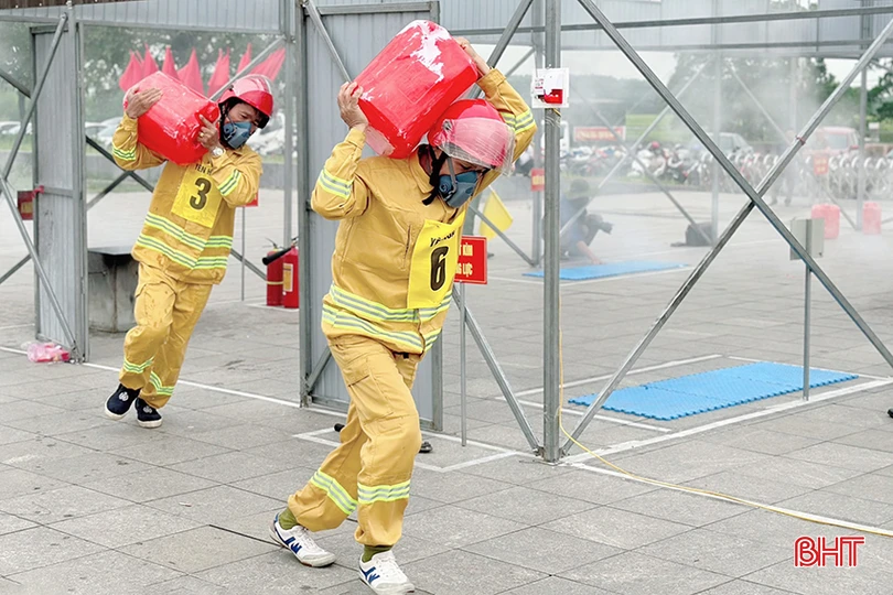 Các đội trải qua 2 phần thi: lý thuyết và thực hành. Phần thi lý thuyết bao gồm những câu hỏi về kiến thức PCCC&amp;CNCH. Phần thi thực hành bao gồm các nội dung: tổ chức chữa cháy; kỹ năng sử dụng công cụ chữa cháy, bình cứu hỏa; cứu người và di chuyển tài sản...