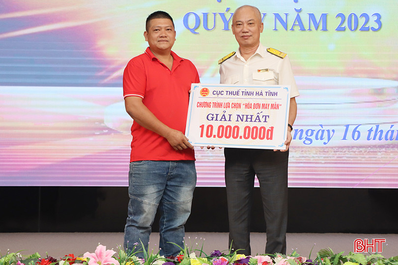 Phó Cục trưởng Cục Thuế tỉnh Hà Tĩnh Dương Hồng Lĩnh trao giải nhất “Hóa đơn may mắn” quý IV/2023 cho khách hàng. 3622.jpg