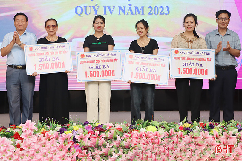 ...và các giải ba “Hóa đơn may mắn" quý IV/2023. 3634.jpg