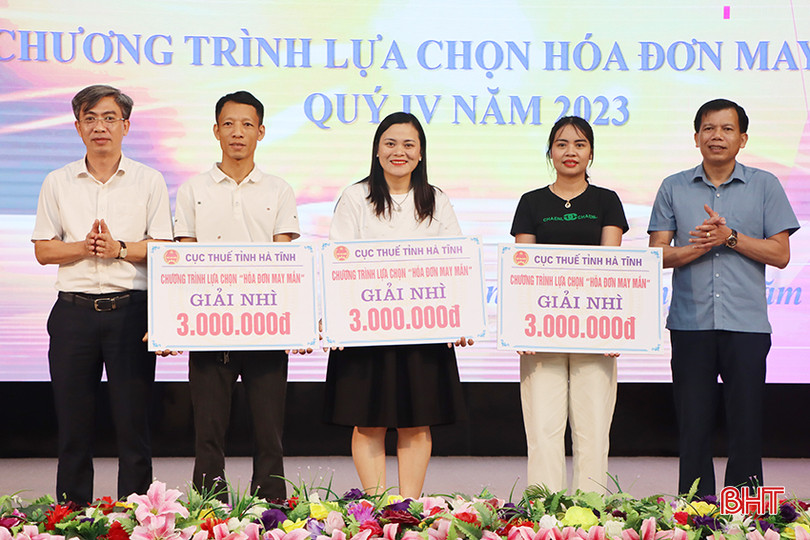 Thành viên Hội đồng giám sát chương trình “Hóa đơn may mắn” tỉnh Hà Tĩnh trao 3 giải nhì... 3631.jpg