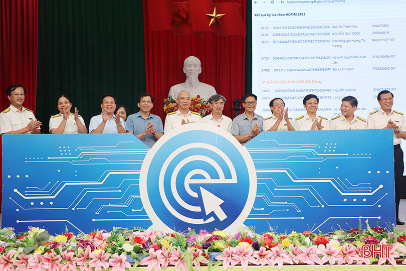 Hội đồng giám sát chương trình “Hóa đơn may mắn” tỉnh Hà Tĩnh bấm nút lựa chọn và chứng kiến, chúc mừng kết quả “Hóa đơn may mắn” quý I/2024. 3651.jpg