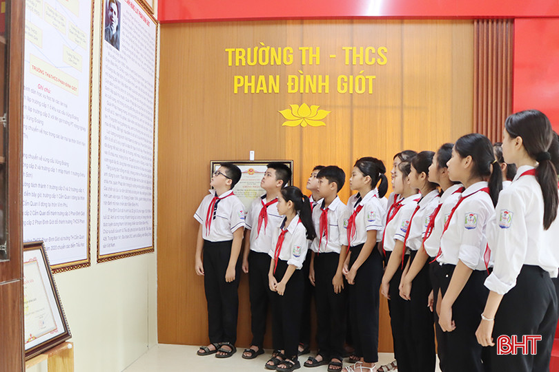 Học sinh Trường Tiểu học & THCS Phan Đình Giót (Cẩm Xuyên) tìm hiểu tiểu sử Anh hùng liệt sĩ Phan Đình Giót tại phòng truyền thống của nhà trường. 2.jpg