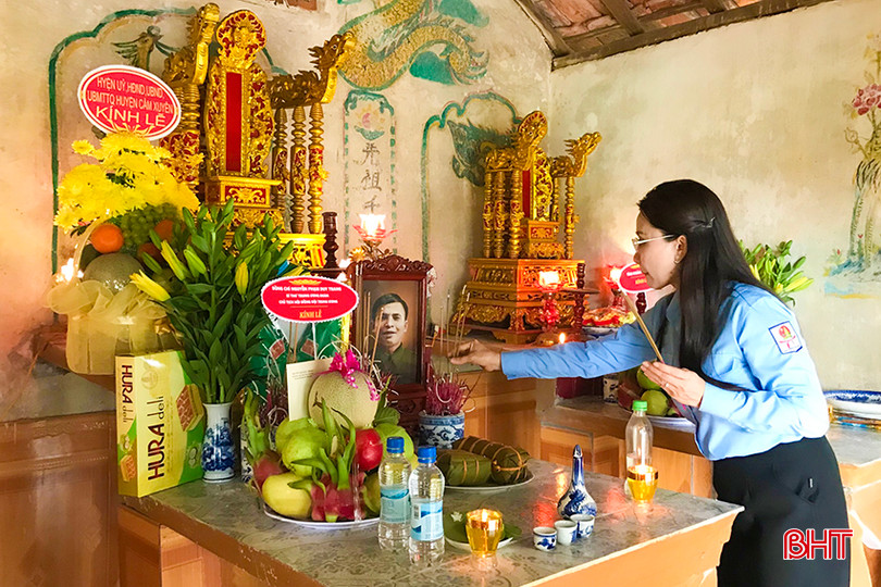 Đồng chí Nguyễn Phạm Duy Trang - Bí thư Trung ương Đoàn, Chủ tịch Hội đồng Đội Trung ương dâng hương tưởng niệm 70 năm ngày hi sinh của Anh hùng lực lượng vũ trang nhân dân Phan Đình Giót. z5260217773428_2f604e03b0ef39c8e2035476b6088103.jpg