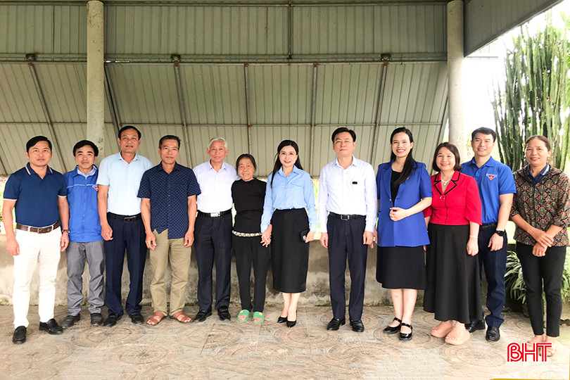 Đoàn chụp ảnh lưu niệm cùng thân nhân Anh hùng Phan Đình Giót. z5260220125018_c28b98ef852dd7de0fef74d843c43201.jpg