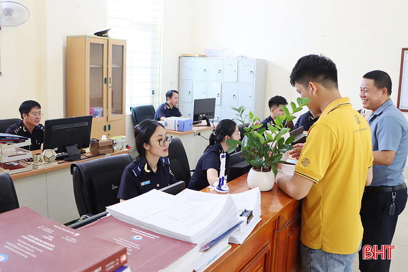 Chi cục Hải quan Cửa khẩu cảng Vũng Áng hỗ trợ doanh nghiệp mở tờ khai thông quan. 1.jpg