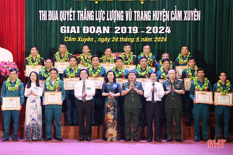 Dịp này, UBND huyện Cẩm Xuyên đã vinh danh 13 tập thể và 19 cá nhân đạt thành tích xuất sắc trong phong trào thi đua quyết thắng giai đoạn 2019 - 2024. 1.jpg
