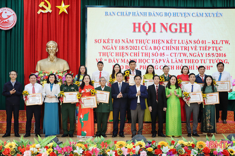 54 tập thể và cá nhân có thành tích xuất sắc trong 3 năm “Đẩy mạnh học tập và làm theo tư tưởng, đạo đức, phong cách Hồ Chí Minh” đã được huyện Cẩm Xuyên biểu dương, khen thưởng; trong đó có 2 tập thể được đề xuất tỉnh khen thưởng. 0029.jpg