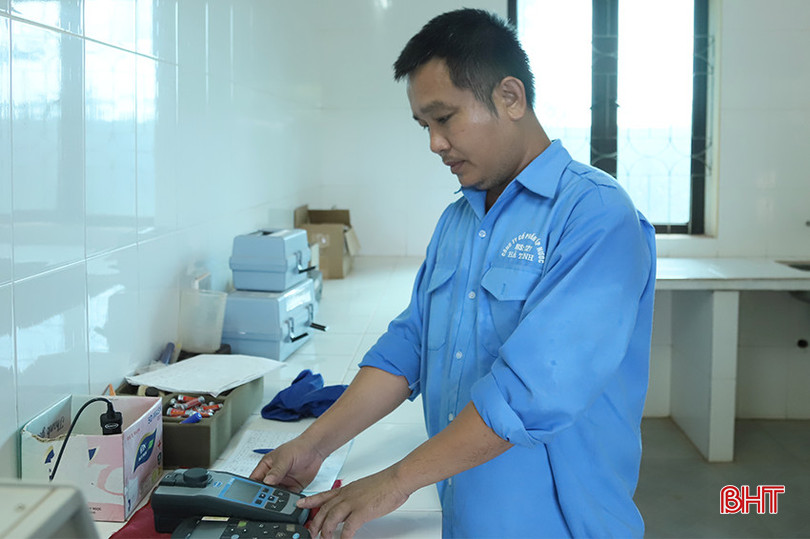 Nhà máy nước Cẩm Xuyên tiến hành kiểm tra chất lượng nguồn nước thường xuyên, liên tục. z5554092888076_7cc928c69c005bb5b60b9a5026280486.jpg