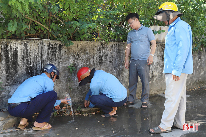Chi nhánh Cấp nước TP Hà Tĩnh huy động nhân lực ở các khu vực khác để xử lý sự cố tại địa bàn Cẩm Xuyên. z5554092906682_2de6ae56df430a69048116b9356743ed.jpg