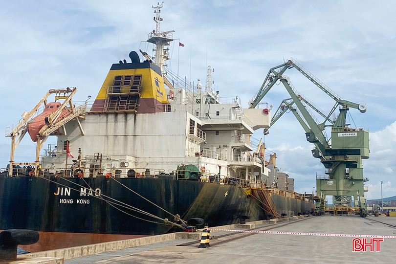 Tàu lớn vào "ăn hàng" tại cảng Sơn Dương. 4.jpg
