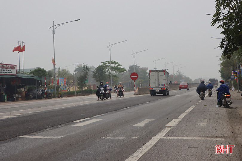 Không có đèn giao thông nên khi qua đường, người dân phải dừng chờ ở dải phân cách mềm, tiềm ẩn nguy cơ tai nạn giao thông. 9438.jpg