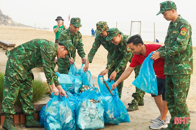 Sau hoạt động chạy bộ, các cán bộ, chiến sỹ, ĐVTN và người dân Cẩm Xuyên đã cùng tham gia vệ sinh môi trường dọc bãi biển Thiên Cầm để sẵn sàng cho sự kiện khai trương du lịch biển vào ngày 21/4 tới.