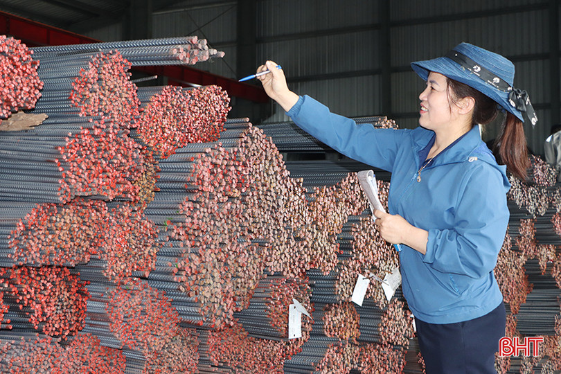 Nhân viên Công ty TNHH Thương mại và Dịch vụ vận tải Viết Hải (Thạch Hà) kiểm tra hàng xuất kho. 1.jpg