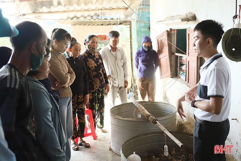 Các hộ nghèo, hộ cận nghèo trên địa bàn xã Nam Phúc Thăng được hướng dẫn kỹ thuật chăn nuôi gia cầm. K3.jpg
