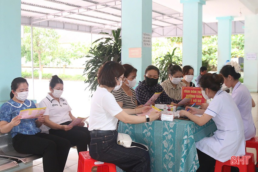 Đông đảo phụ nữ xã Thạch Trị (TP Hà Tĩnh) đến khám sức khỏe tại chiến dịch “Tăng cường truyền thông lồng ghép dịch vụ chăm sóc SKSS/KHHGĐ” năm 2025. bqbht_br_anh-2-dan-so-thang-6.jpg