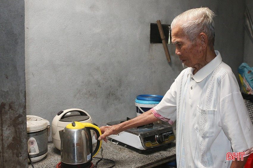 Cụ Đốm thường xuyên đi thăm, trò chuyện cùng mọi người và tự tay lo liệu mọi việc thường ngày. bqbht_br_anh-5-nct.jpg