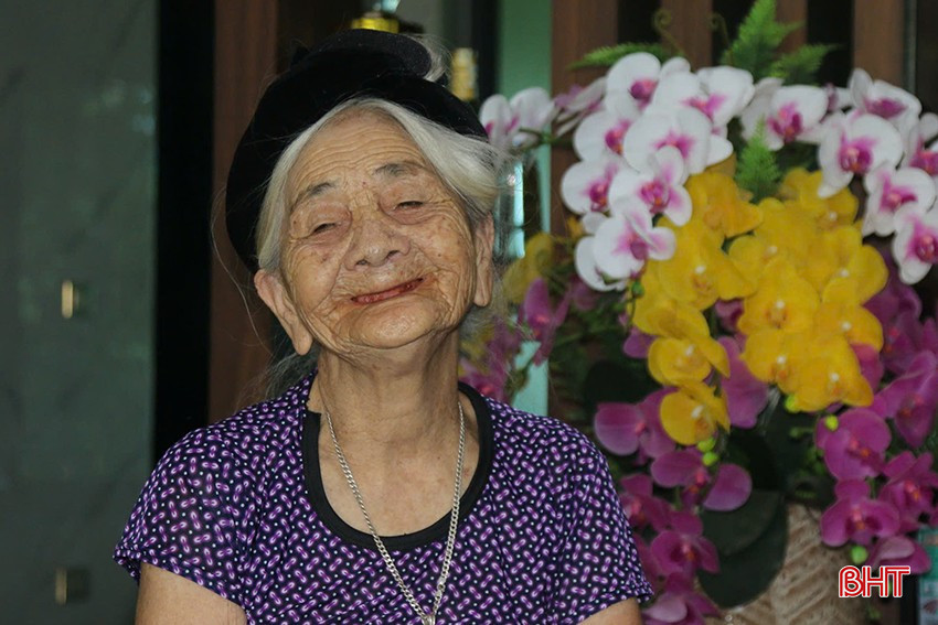 Cụ Nguyễn Thị Huynh (hay còn gọi là cụ Tứ) dù ở tuổi 97 nhưng vẫn khỏe mạnh, minh mẫn, đam mê chạy bộ, tập gym. bqbht_br_anh-1-nct.jpg
