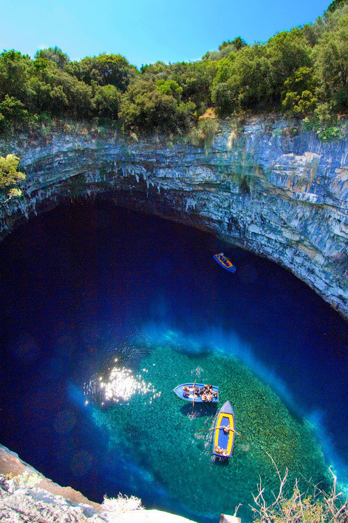 dong melissani noi khien thuy thu di bien vua thich vua so