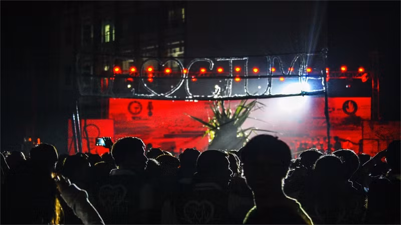 Mọi cuộc vui về đêm của đám bạn thân đều sẽ được ghi lại rõ nét qua camera của J7 Pro. Với khẩu độ f/1.7, smartphone mới ra mắt của Samsung dễ dàng bắt trọn cuộc vui dù trong điều kiện ánh sáng yếu. Ảnh: Minh Nhựt. nhung buc anh chup dem an tuong cua gioi tre 20 tinh thanh
