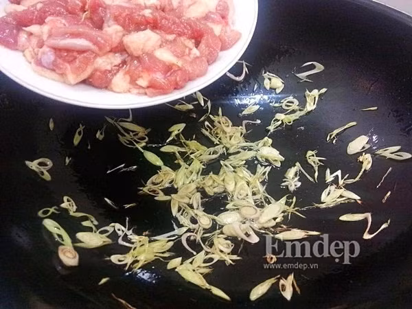 bep cuoi tuan thom nuc mon vit xao sa ot