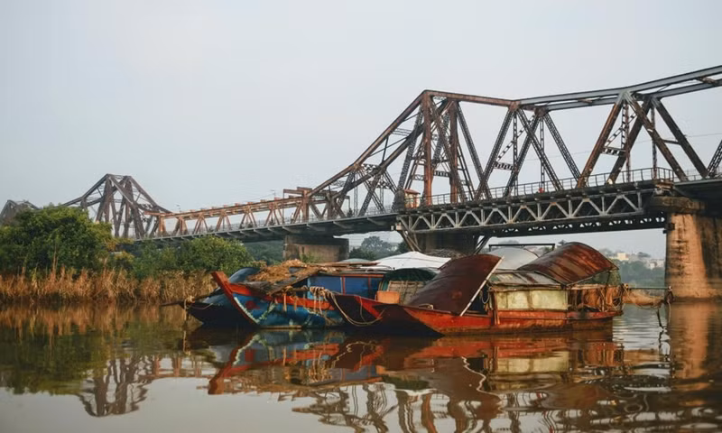 Với hơn 100 năm tồn tại, cầu Long Biên được mệnh danh là chứng nhân lịch sử của thủ đô Hà Nội khi cùng nhân dân trải qua hai cuộc kháng chiến trường kỳ của dân tộc, chứa đựng nhiều giá trị văn hóa và lịch sử. Đây là cây cầu thép đầu tiên bắc qua sông Hồng, nối 2 quận Hoàn Kiếm và Long Biên. Ảnh: Kim Thanh Tran. dau an viet nam tren nhung nhip cau noi doi bo