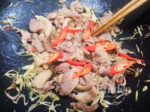 bep cuoi tuan thom nuc mon vit xao sa ot