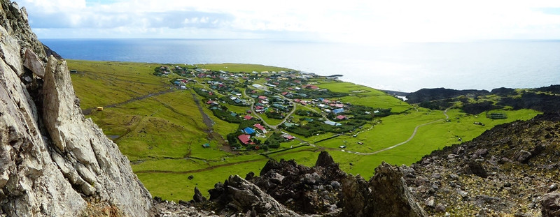 Nhóm đảo Tristan Da Cunha: Nhóm đảo Tristan Da Cunha nằm ở phía nam Đại Tây Dương, cách Nam Phi 2816 km, cách Nam Mỹ 3.360 km. Gần 300 cư dân trên đảo chủ yếu là nông dân và thợ thủ công. Địa hình nhiều núi đá khiến không thể xây dựng sân bay trên đảo. Mỗi năm chỉ có 9 lần những con tàu đánh cá từ Nam Phi ghé vào đảo. Tuy vậy ở đây cũng có đài truyền hình và có thể kết nối internet qua vệ tinh. Ảnh: The Lab and Field. nhung dia danh xa xoi nhat trai dat co nguoi o