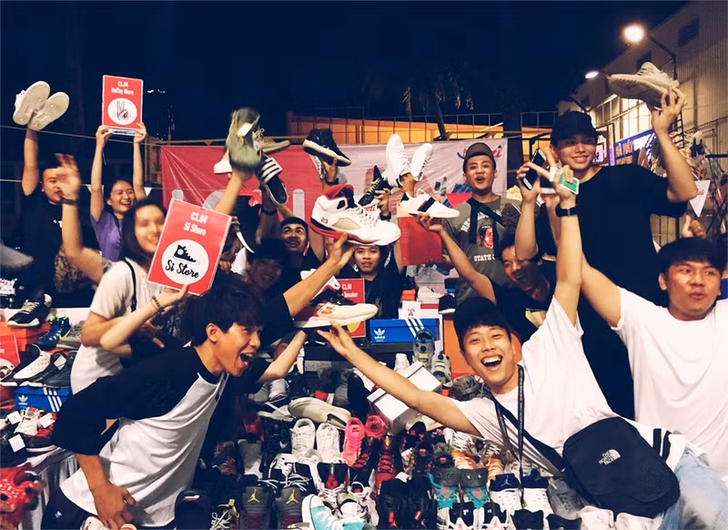 Có thể nói, giới trẻ chính là nhân tố không thể thiếu làm nên cái náo nhiệt của cuộc sống về đêm tại Sài Gòn. Bình dân thì du ngoạn chợ đêm, dạo phố đi bộ đông vui, ghé hàng quán nhiều món ngon; “sang chảnh” hơn thì lên rooftop bar thời thượng, đi săn hàng hiệu giá hời. Ảnh: Dướng. nhung buc anh chup dem an tuong cua gioi tre 20 tinh thanh