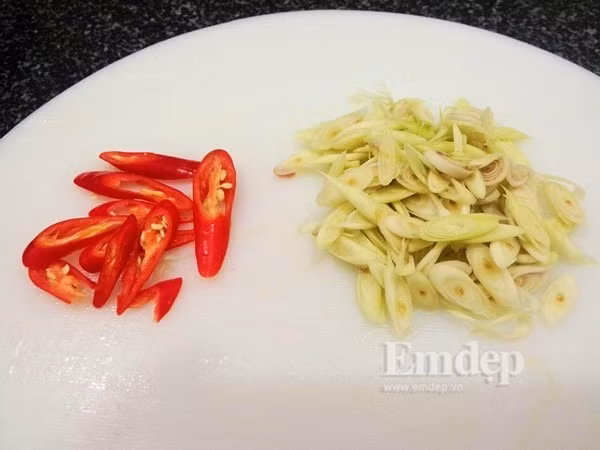 bep cuoi tuan thom nuc mon vit xao sa ot