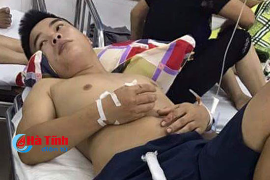 nhom con do xong vao quan an chem guc mot thanh nien