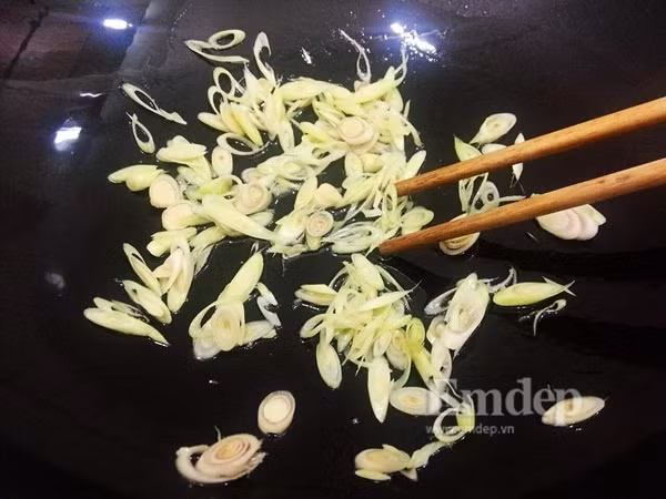 bep cuoi tuan thom nuc mon vit xao sa ot