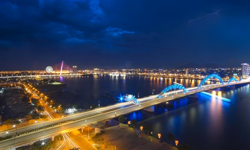 Nhắc đến cầu không thể bỏ qua Đà Nẵng - nơi được mệnh danh là thành phố của những cây cầu, nổi bật trong số đó là cầu Rồng. Với kiến trúc mô phỏng theo hình ảnh một con rồng đang bay trên sông Hàn, cầu Rồng được ghi nhận là một trong những cây cầu có thiết kế độc đáo và mới lạ nhất Việt Nam, sở hữu nhiều giải thưởng quốc tế. Ảnh: Văn Chính Ngô. dau an viet nam tren nhung nhip cau noi doi bo