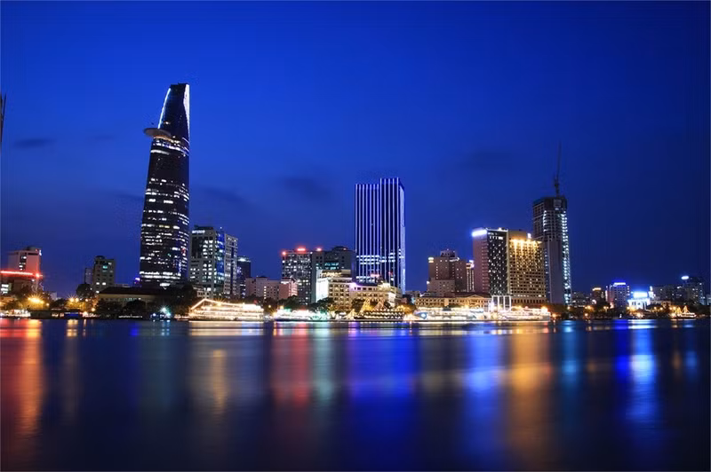 Diễn ra từ 14/7 đến 25/8, ngoài phần thường mỗi tuần là một smartphone Samsung Galaxy J7 Pro, “Chinh phục bóng tối” còn mang đến cơ hội giao lưu với sao Việt cho 20 thí sinh thuộc top 4 thành phố có lượng ảnh dự thi nhiều nhất.Dẫn đầu danh sách những thành phố có nhiều tác phẩm dự thi nhất hiện nay là TP.HCM với 383 ảnh. Ảnh: Bạn Cáo Stin. nhung buc anh chup dem an tuong cua gioi tre 20 tinh thanh