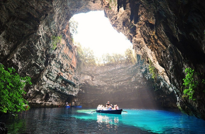 dong melissani noi khien thuy thu di bien vua thich vua so
