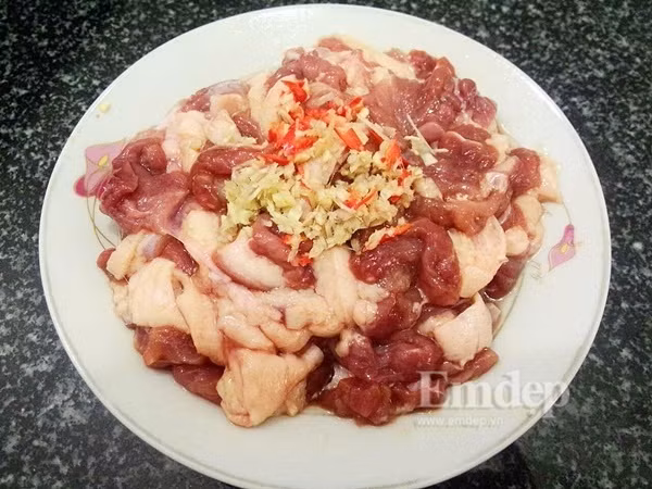 bep cuoi tuan thom nuc mon vit xao sa ot