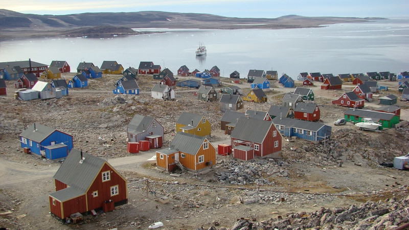 Làng Ittoqqortorrmiit,Greenland: Ngôi làng nhỏ ở bờ biển phía đông của Greenland không chỉ có tên khó phát âm, mà còn là một trong những nơi xa nhất có người sinh sống. Chỉ có 452 người sống ở Ittoqqortorrmiit. Làng được bao quanh bởi biển, nhưng không thể tiếp cận bằng thuyền trong suốt 9 tháng, vì nhiệt độ xuống thấp đến mức nước biển đóng băng. Cách làng 40 km có một sân bay nhỏ của địa phương nhưng không có khách nên chẳng mấy khi hoạt động. Ảnh: Neo Bux. nhung dia danh xa xoi nhat trai dat co nguoi o