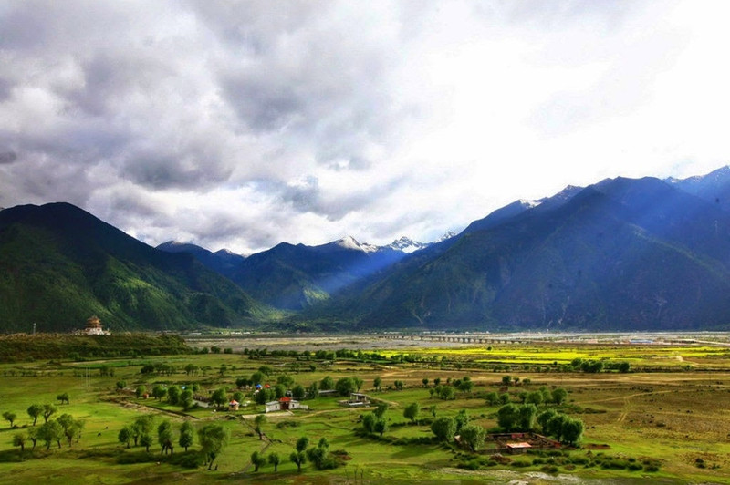 Huyện Motuo, Trung Quốc: Motou hay Mêdog nằm ở địa khu Nyingchi, khu tự trị Tây Tạng. Nơi này không có con đường cố định nào dẫn vào, vì đường thường bị lở đất, tuyết phủ. Điều này khiến khu vực hầu như không chịu ảnh hưởng từ cuộc sống hiện đại. Chính phủ Trung Quốc từng cho xây dựng đường và cầu dẫn đến huyện nhưng điều kiện thời tiết khắc nghiệt, địa hình xấu, những trận lở đất đã khiến việc này trở nên khó khăn. Trước khi một con đường được hoàn thành năm 2013, để đến được vùng đất có cảnh quan ngoạn mục này, du khách thường phải vượt qua dãy Himalaya trước khi băng qua cây cầu treo dài 200 m. Ảnh: China Tours Online nhung dia danh xa xoi nhat trai dat co nguoi o