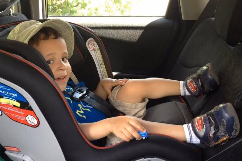 khong de tre em mot minh trong o to du chi 1 phut