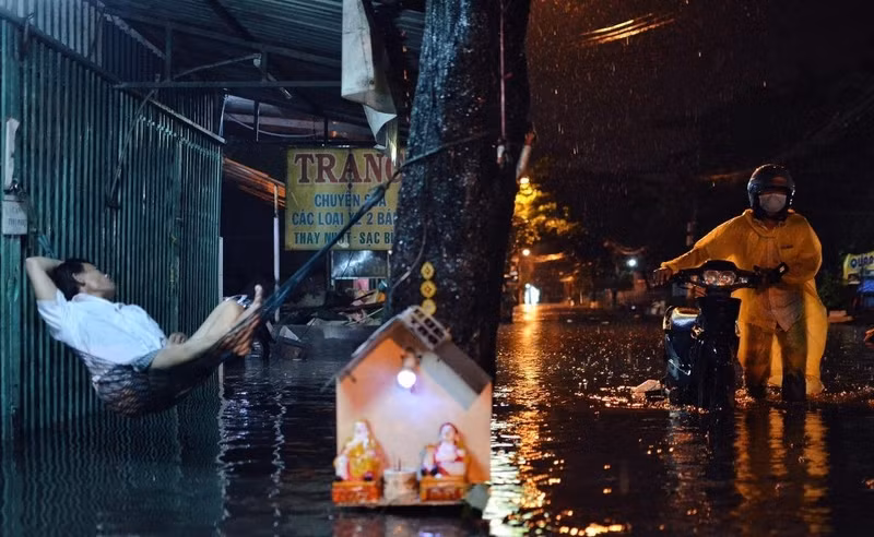 Sôi động nhưng không kém phần ý nghĩa, ảnh chụp đêm nhưng lại khiến người xem được soi sáng, cuộc thi ảnh “Chinh phục bóng tối” đang thu hút nhiều sự quan tâm, tham gia của các bạn trẻ toàn quốc, hứa hẹn đem đến nhiều tác phẩm chất lượng. Ảnh: Tiến Việt. nhung buc anh chup dem an tuong cua gioi tre 20 tinh thanh