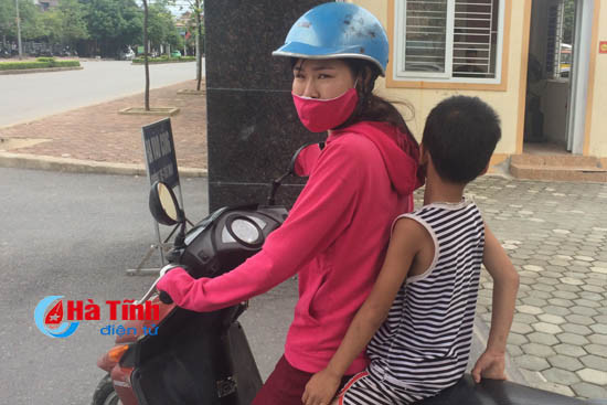 con 7 tuoi nhay xe buyt len thanh pho choi csgt bao tin me moi biet