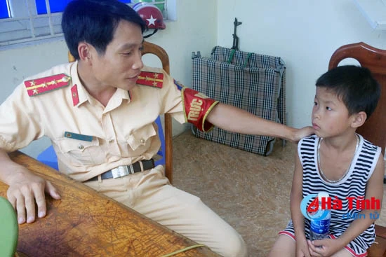 con 7 tuoi nhay xe buyt len thanh pho choi csgt bao tin me moi biet