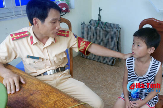 con 7 tuoi nhay xe buyt len thanh pho choi csgt bao tin me moi biet