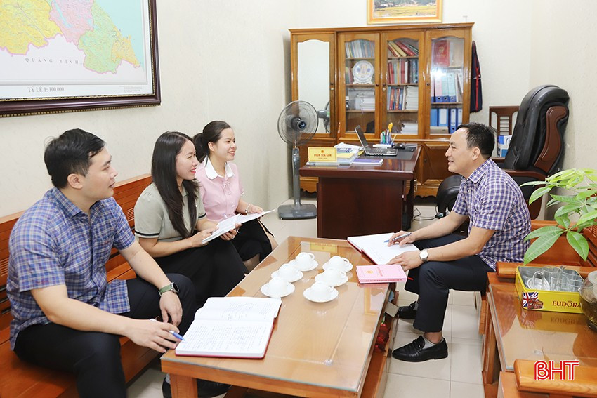 Phòng Công tác Quốc hội (Đoàn ĐBQH và HĐND tỉnh) nghiên cứu các văn bản chuẩn bị cho công tác bầu cử.