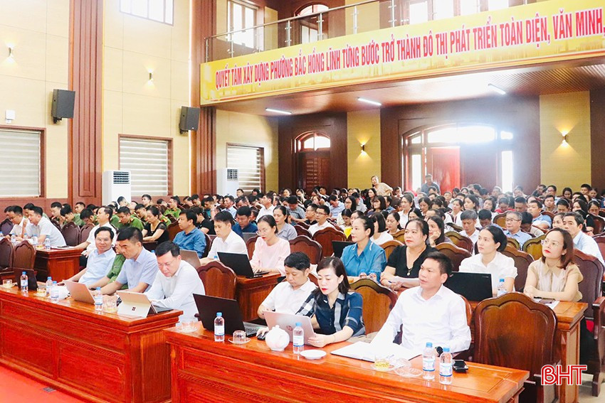 Ngày 12/10, phường Bắc Hồng Lĩnh quán triệt các chỉ thị của Trung ương, của tỉnh và các văn bản liên quan về lãnh đạo cuộc bầu cử cho các đồng chí trong BCH Đảng bộ, cán bộ, đảng viên trên địa bàn.